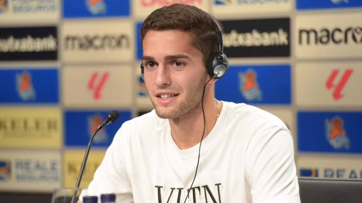 Zakharyan atiende a los medios. / PEDRO MARTÍNEZ