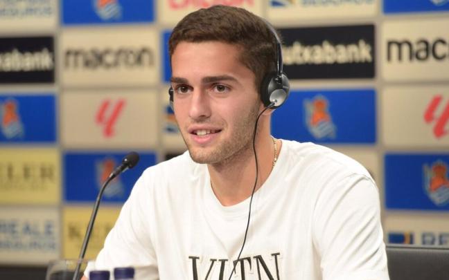 Zakharyan atiende a los medios. / PEDRO MARTÍNEZ