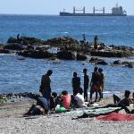 Varias personas en la playa del Trampolín, en Ceuta.