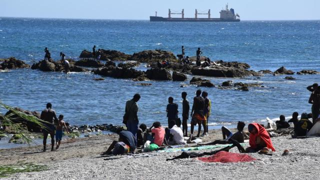 Varias personas en la playa del Trampolín, en Ceuta.
