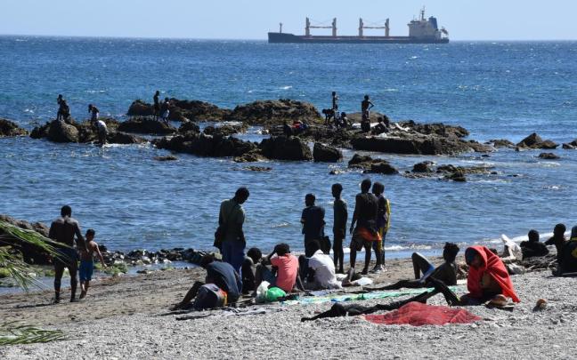 Varias personas en la playa del Trampolín, en Ceuta.