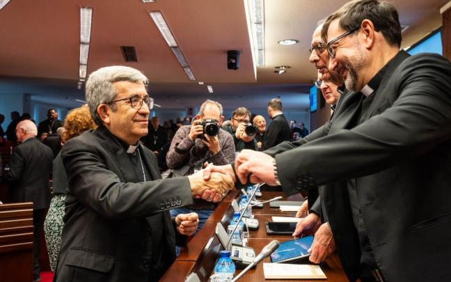 Luis Argüello (i), durante la Asamblea Plenaria de la Conferencia Episcopal Española. / EFE Luis Argüello (i), durante la Asamblea Plenaria de la Conferencia Episcopal Española.