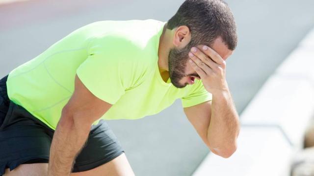 Un hombre presenta síntomas de malestar durante una sesión de entrenamiento