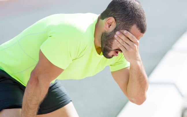 Un hombre presenta síntomas de malestar durante una sesión de entrenamiento