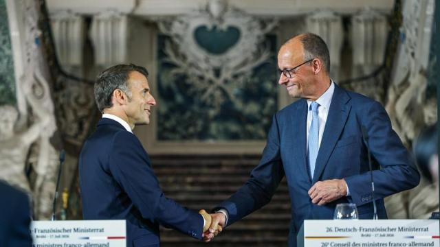 Emmanuel Macron y Friedrich Merz se dan un apretón de manos tras su rueda de prensa en Brühl.
