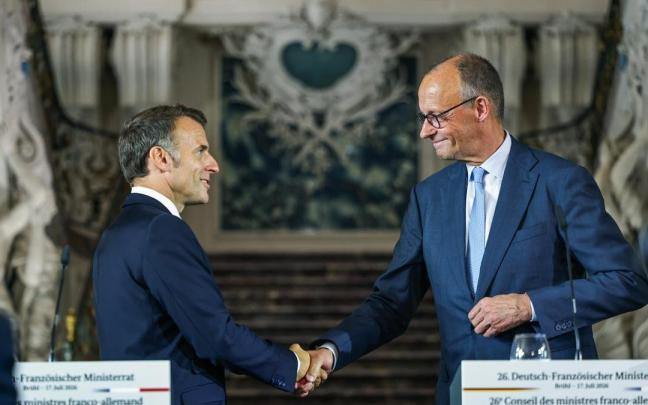 Emmanuel Macron y Friedrich Merz se dan un apretón de manos tras su rueda de prensa en Brühl.