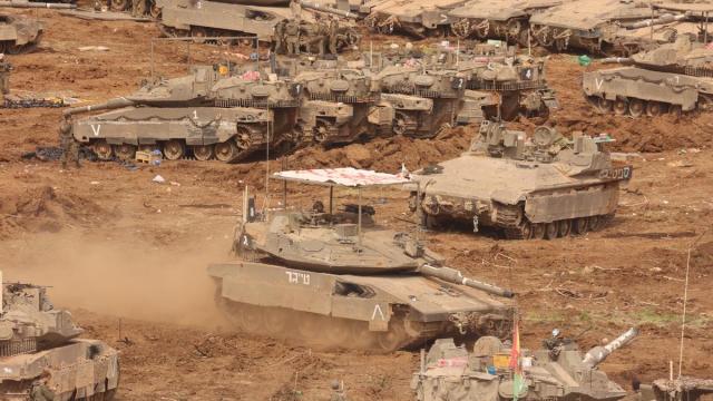 Tropas israelís aguardando para operar en Líbano.