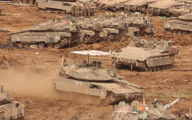 Tropas israelís aguardando para operar en Líbano.