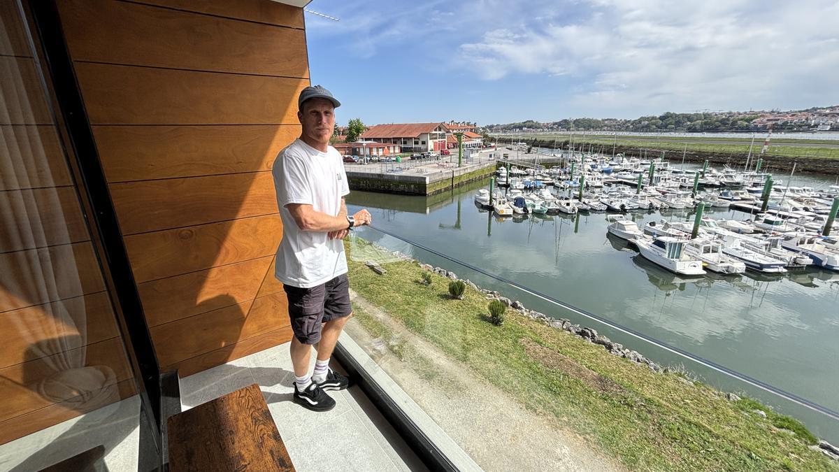 Mikel Aguirre en el balcón de Alaia, el centro deportivo multidisciplinar que acaba de abrir en Hondarribia.