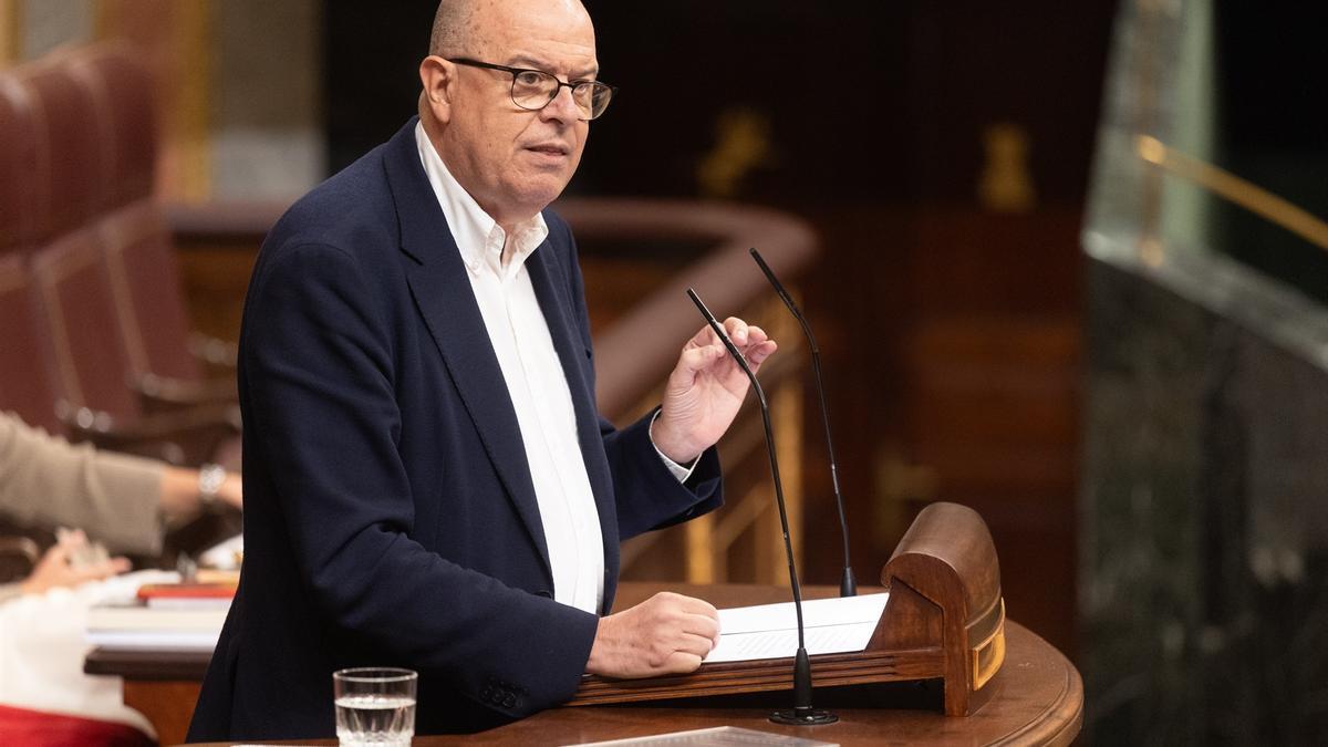 El diputado del PSOE José Zaragoza interviene durante una sesión plenaria en el Congreso de los Diputados.