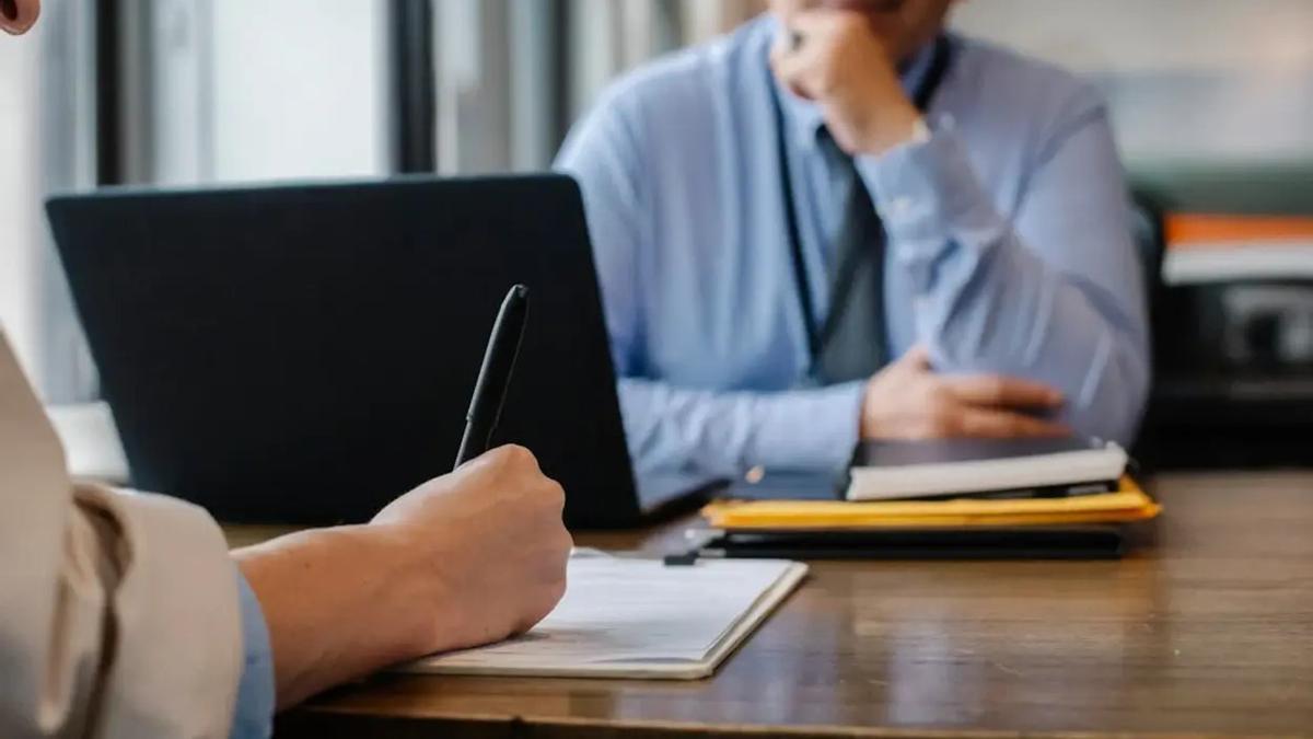 Un empleado y su jefe, en mitad de una reunión