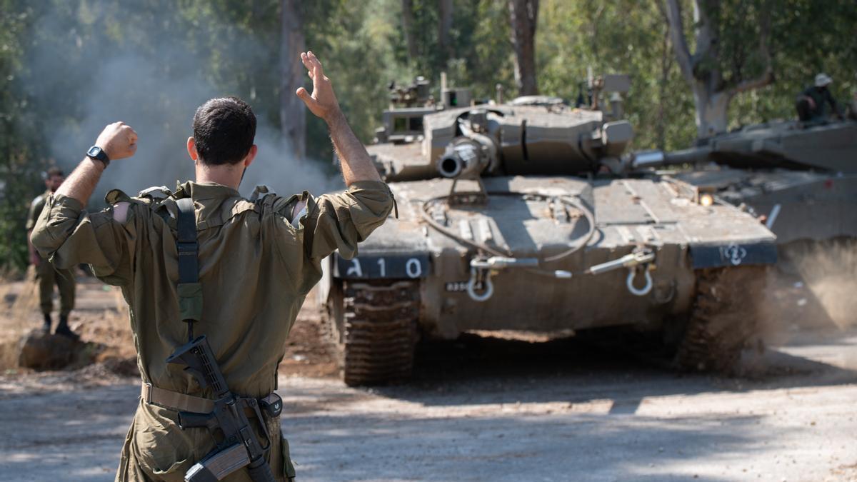 Un soldado israelí gesticula ante un tanque en la frontera con el Líbano.