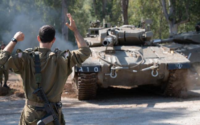 Un soldado israelí gesticula ante un tanque en la frontera con el Líbano.