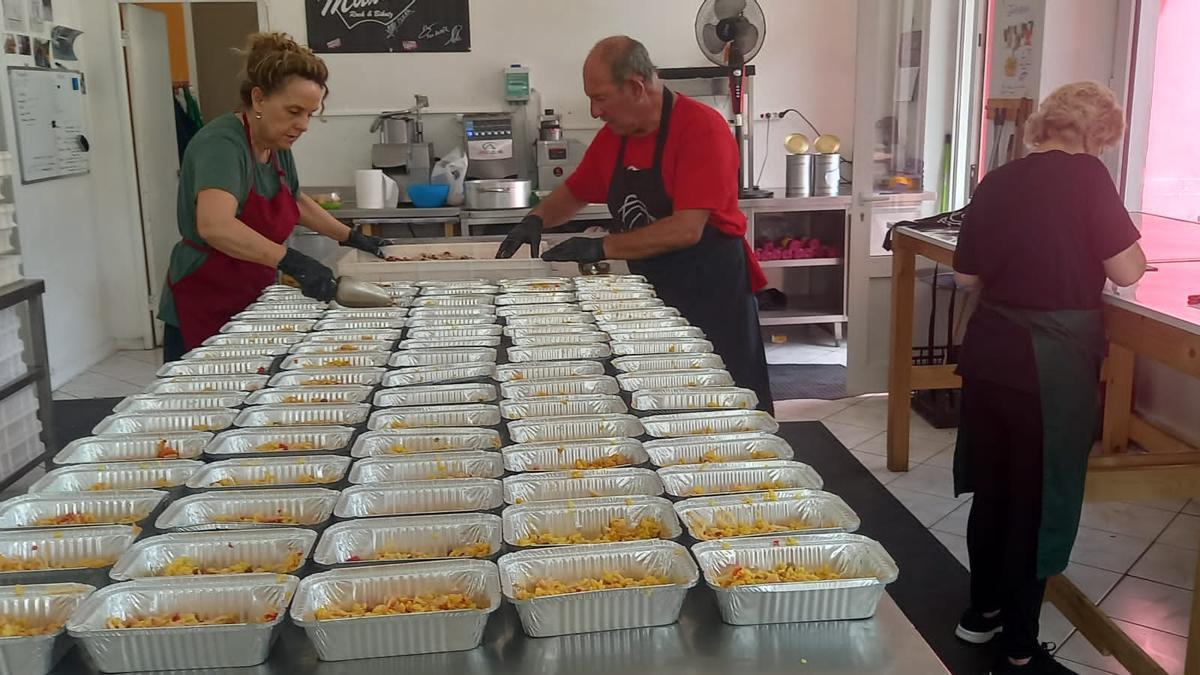 Miembros de Zaporeak cocinando.