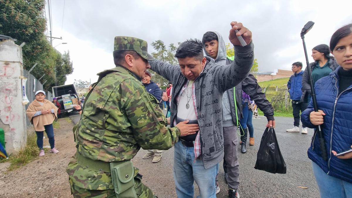 Militares registran a ciudadanos que acuden a sus centros de votación en Ecuador.