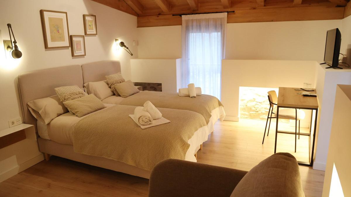 Una de las tres coquetas habitaciones que ofrece Altzoko Ostatua.