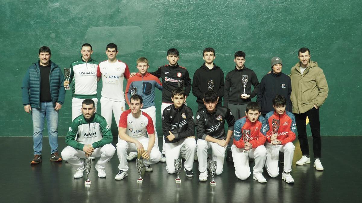 Campeones y finalistas, posando con sus trofeos tras la disputa de las tres finales en el frontón Gurea de Azkoitia.