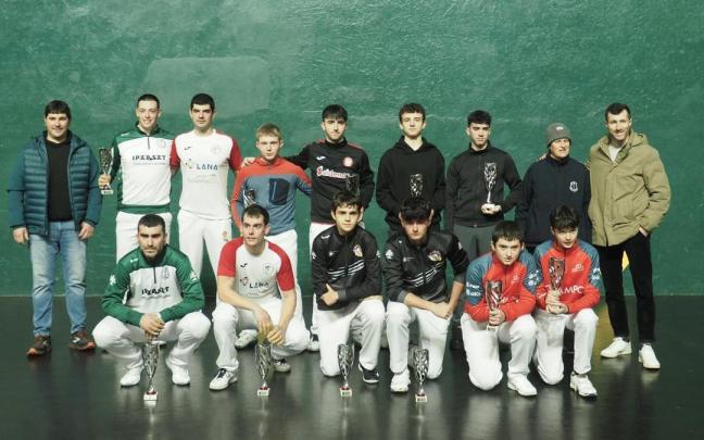 Campeones y finalistas, posando con sus trofeos tras la disputa de las tres finales en el frontón Gurea de Azkoitia.