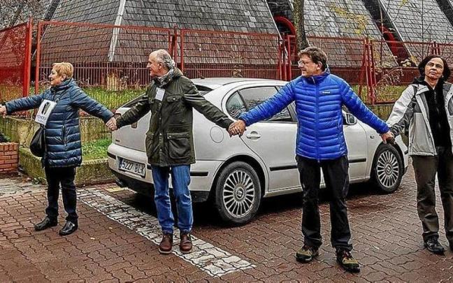 Acto de Memoria Gara en el exterior de la iglesia de Zaramaga.
