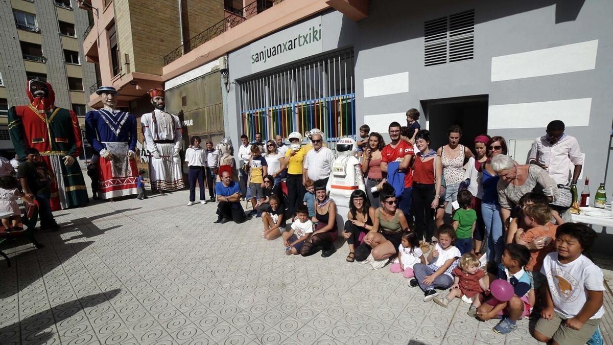 Vecinos en la inauguración del nuevo local San Juan Xar Txiki, durante la celebración del Día del barrio, el 14 de septiembre de 2019..