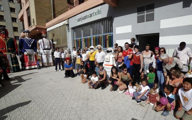 Vecinos en la inauguración del nuevo local San Juan Xar Txiki, durante la celebración del Día del barrio, el 14 de septiembre de 2019.. Vecinos en la inauguración del nuevo local San Juan Xar Txiki, durante la celebración del Día del barrio, el 14 de septiembre de 2019..