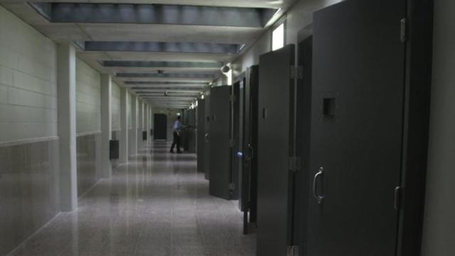 Pasillo de uno de los módulos de la prisión de Puig de les Basses (Girona).