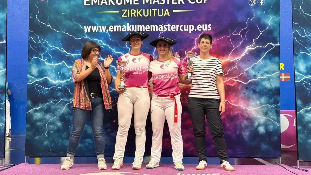 Itxaso Erasun y Amaia Aldai, en el podio del Udako Torneoa.