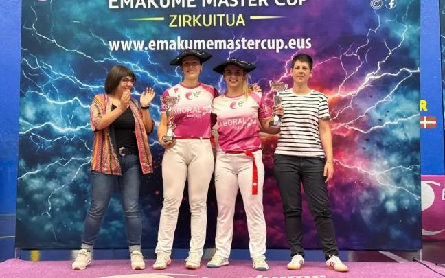 Itxaso Erasun y Amaia Aldai, en el podio del Udako Torneoa.