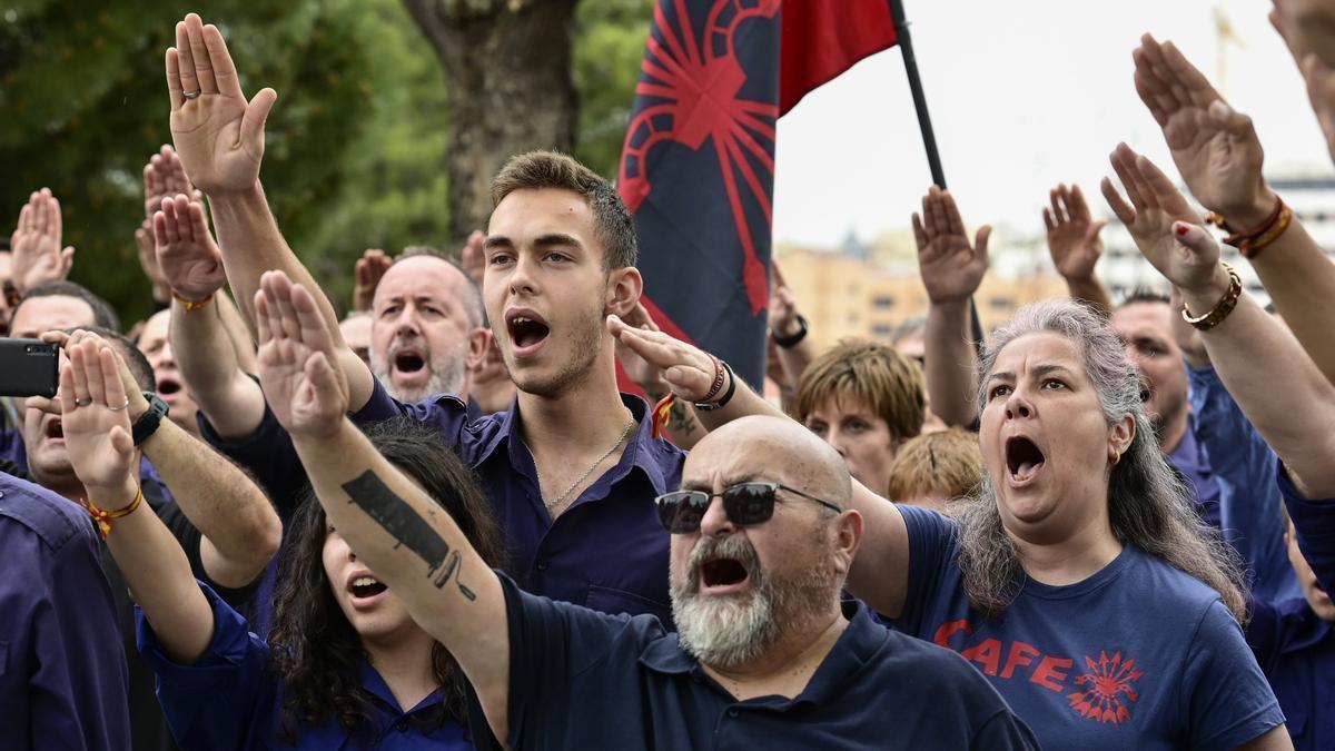 Simpatizantes de Falange española y de las JONS, liderada por Norberto Pico, en una manifestación de 2023