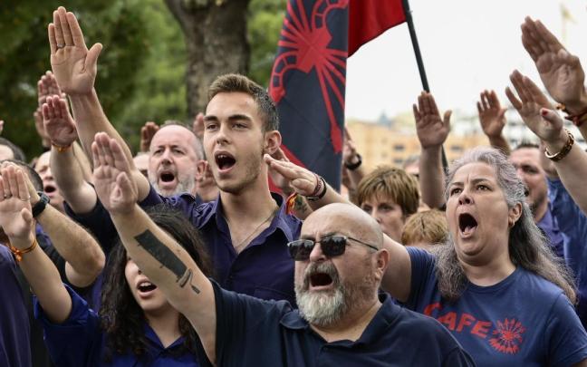 Simpatizantes de Falange española y de las JONS, liderada por Norberto Pico, en una manifestación de 2023