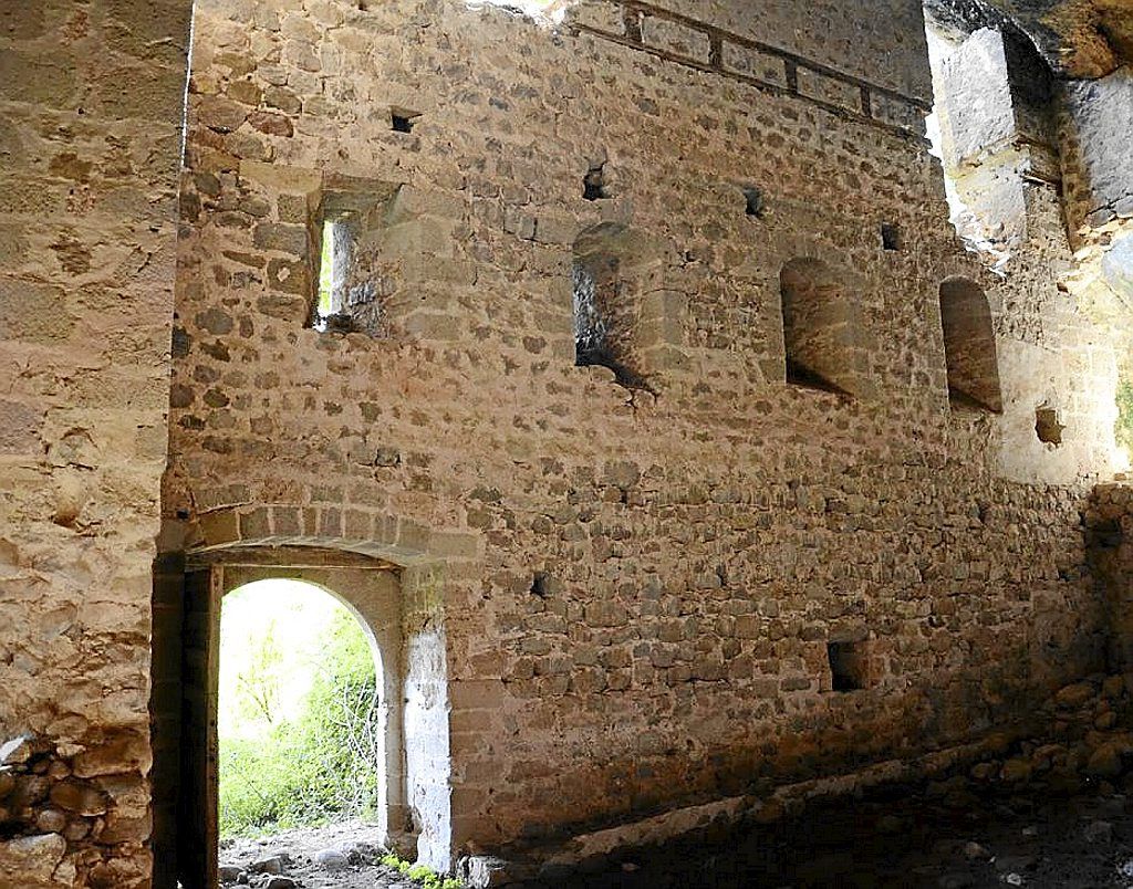 Interior del castillo de Castañares, conocido como ‘Cuevas de los moros’.