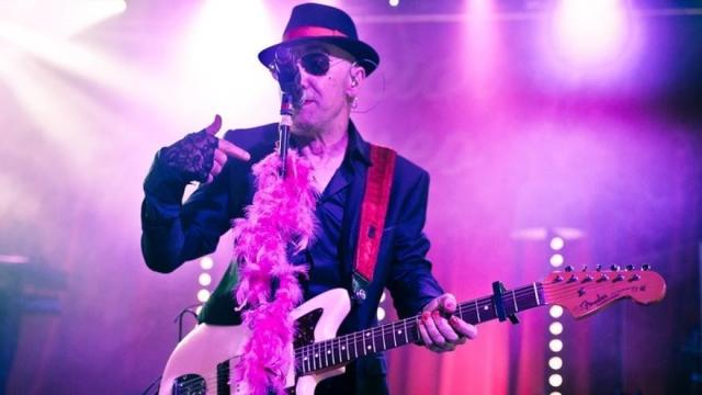 Francis, la voz de Doctor Deseo, durante un concierto.