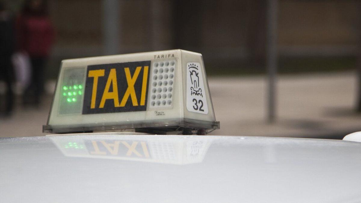 Taxi estacionado en Vitoria.