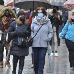 Gente paseando por la Gran Vía de Bilbao.
