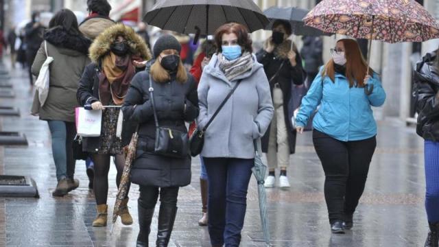 Gente paseando por la Gran Vía de Bilbao.