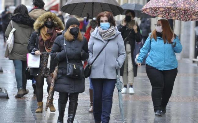 Gente paseando por la Gran Vía de Bilbao.