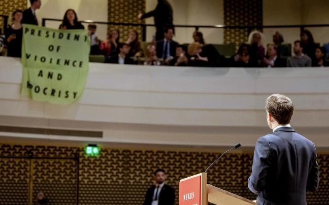 Momento en el que varias personas interrumpen el discurso del presidente francés en Amsterdam