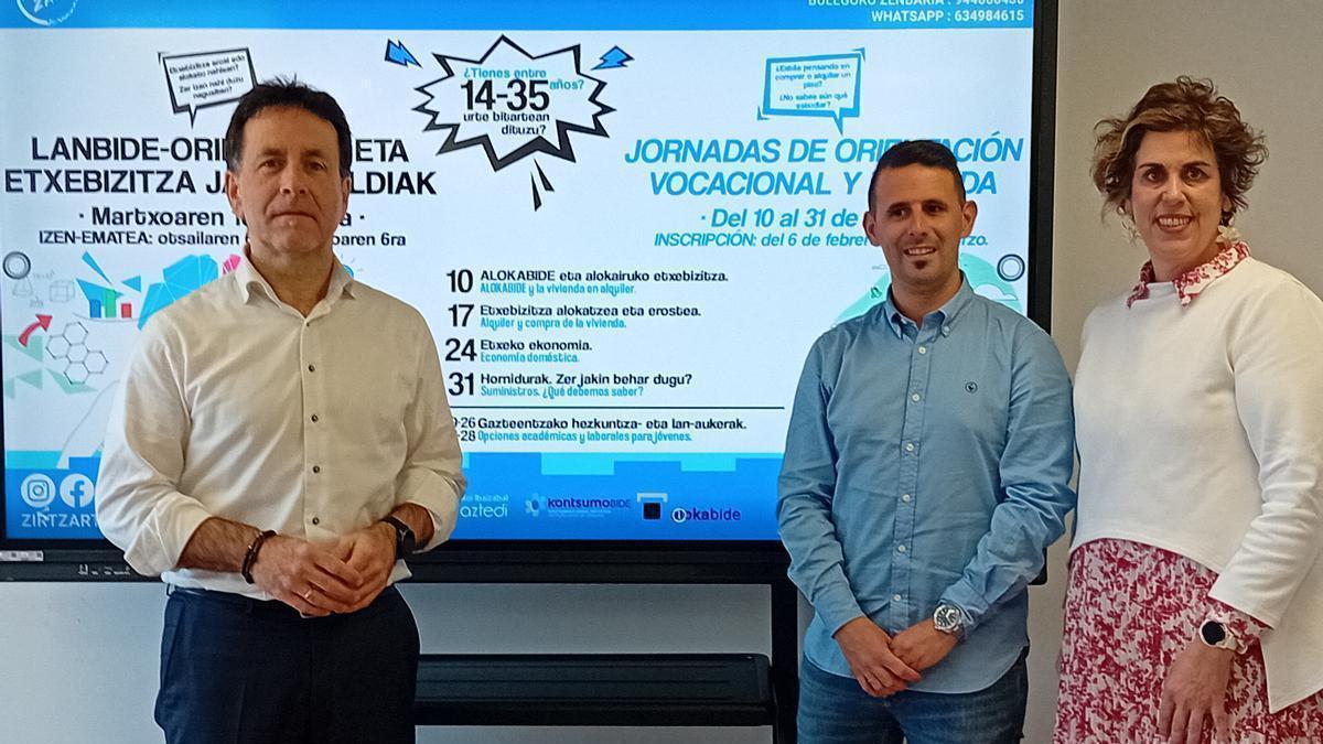 El alcalde, Asier Iragorri, junto a los concejales de Juventud y de Vivienda en la presentación de las jornadas.