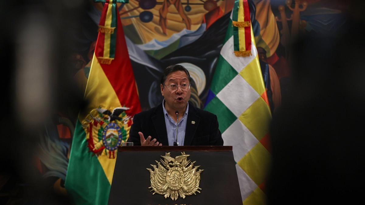 El presidente de Bolivia Luis Arce camina durante una conferencia de prensa tras el fallido golpe de estado este jueves, en La Paz (Bolivia)