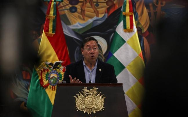 El presidente de Bolivia Luis Arce camina durante una conferencia de prensa tras el fallido golpe de estado este jueves, en La Paz (Bolivia)
