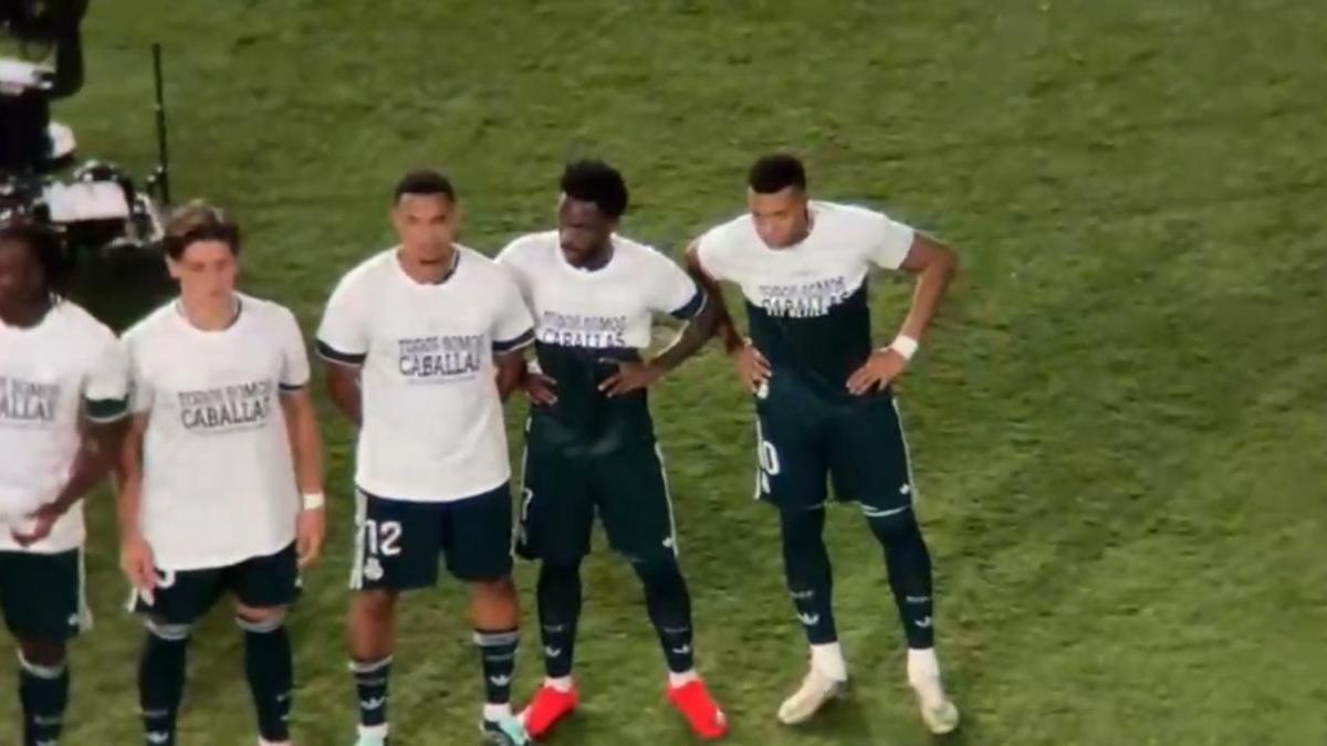 Vinicius y Mbappé, con las camisetas enrolladas.