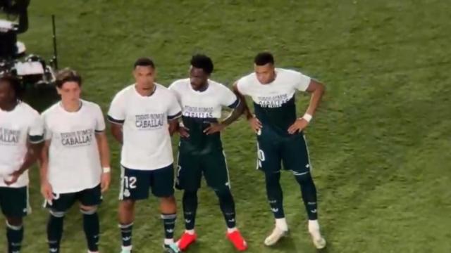 Vinicius y Mbappé, con las camisetas enrolladas.