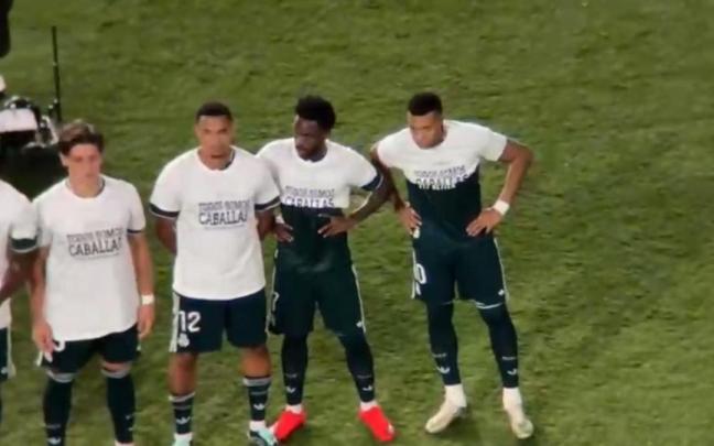 Vinicius y Mbappé, con las camisetas enrolladas.