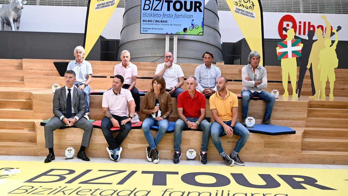 Los ganadores vizcainos de etapas del Tour de Francia o familiares de los mismos, en el Edificio Ensanche.