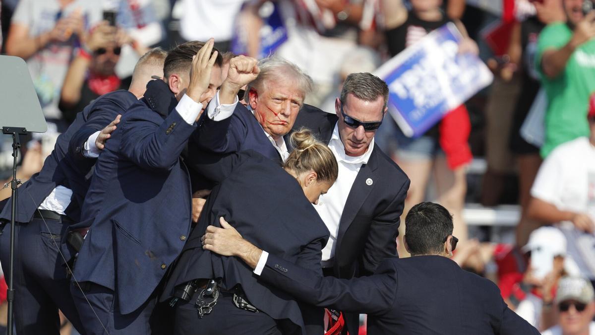 Donald Trump, con el puño en alto tras el ataque.