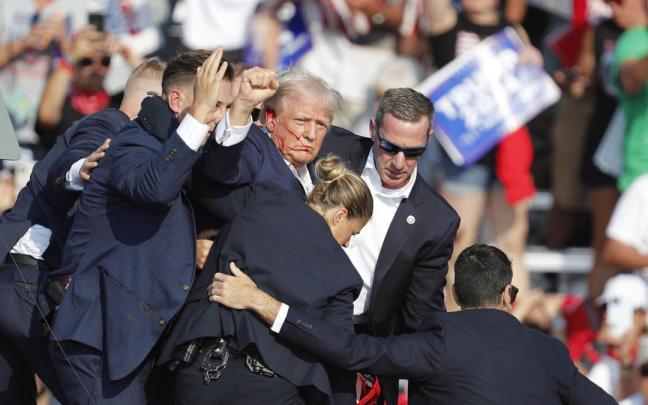 Donald Trump, con el puño en alto tras el ataque.