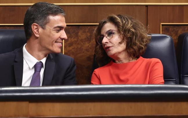 Pedro Sánchez y María Jesús Montero, durante una sesión de control al Gobierno.