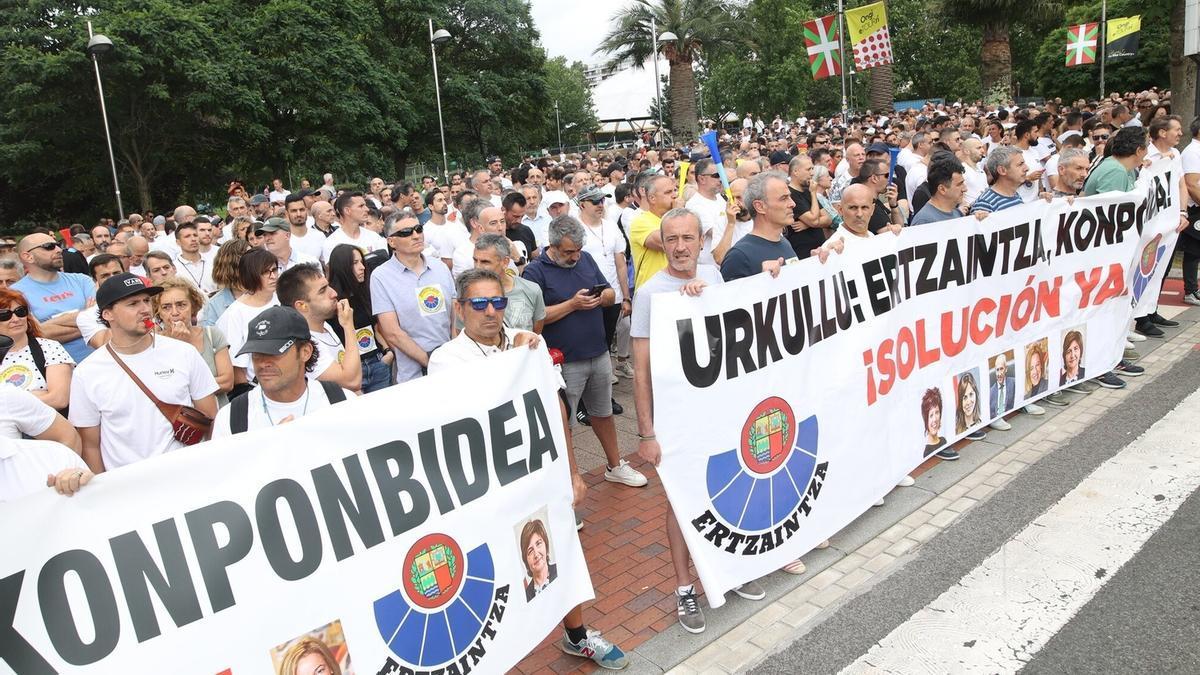 Un millar de agentes se manifestaron ayer en Bilbao con pancartas con fotos de altos cargos institucionales y pegatinas que llaman a boicotear el Tour.