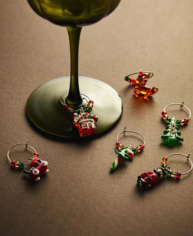 Marca copas elaborados con arandelas metálicas con detalles de figuras colgantes inspiradas en la Navidad.