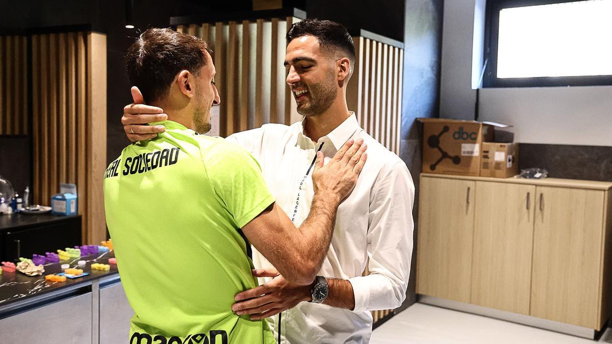 Merino abraza a Mikel Oyarzabal en su despedida en Zubieta. / REAL SOCIEDAD